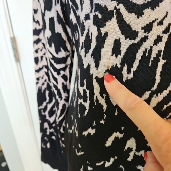 St. John Collection Cardigan Vneck Buttons Black & White Animal Print No Label - Picture 5 of 9